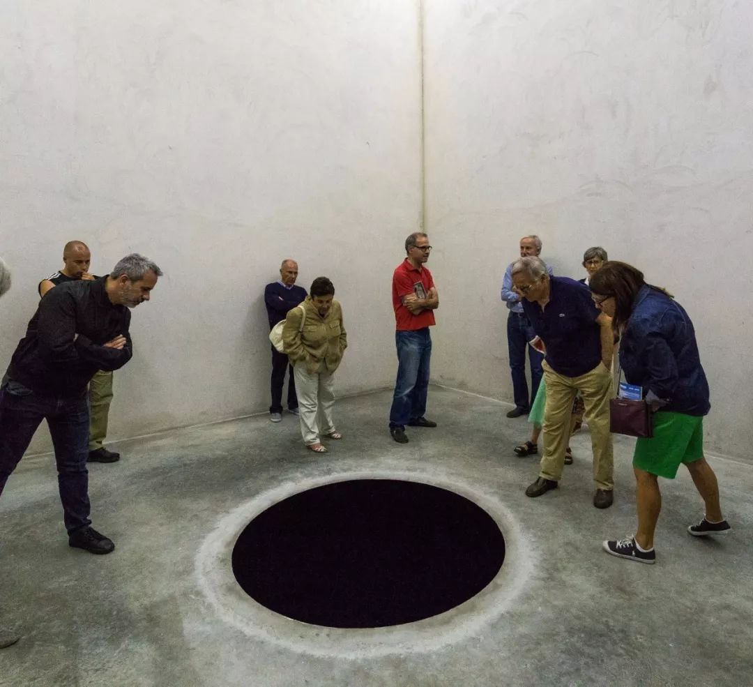 明天开始，你将看到这位艺术家的国内双个展，他说「我跟中国都对红色有共鸣。」