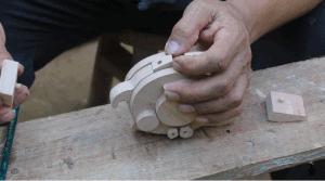 河南大爷做出2600年前的鲁班凳,山村老人制作鲁班凳惊艳国外