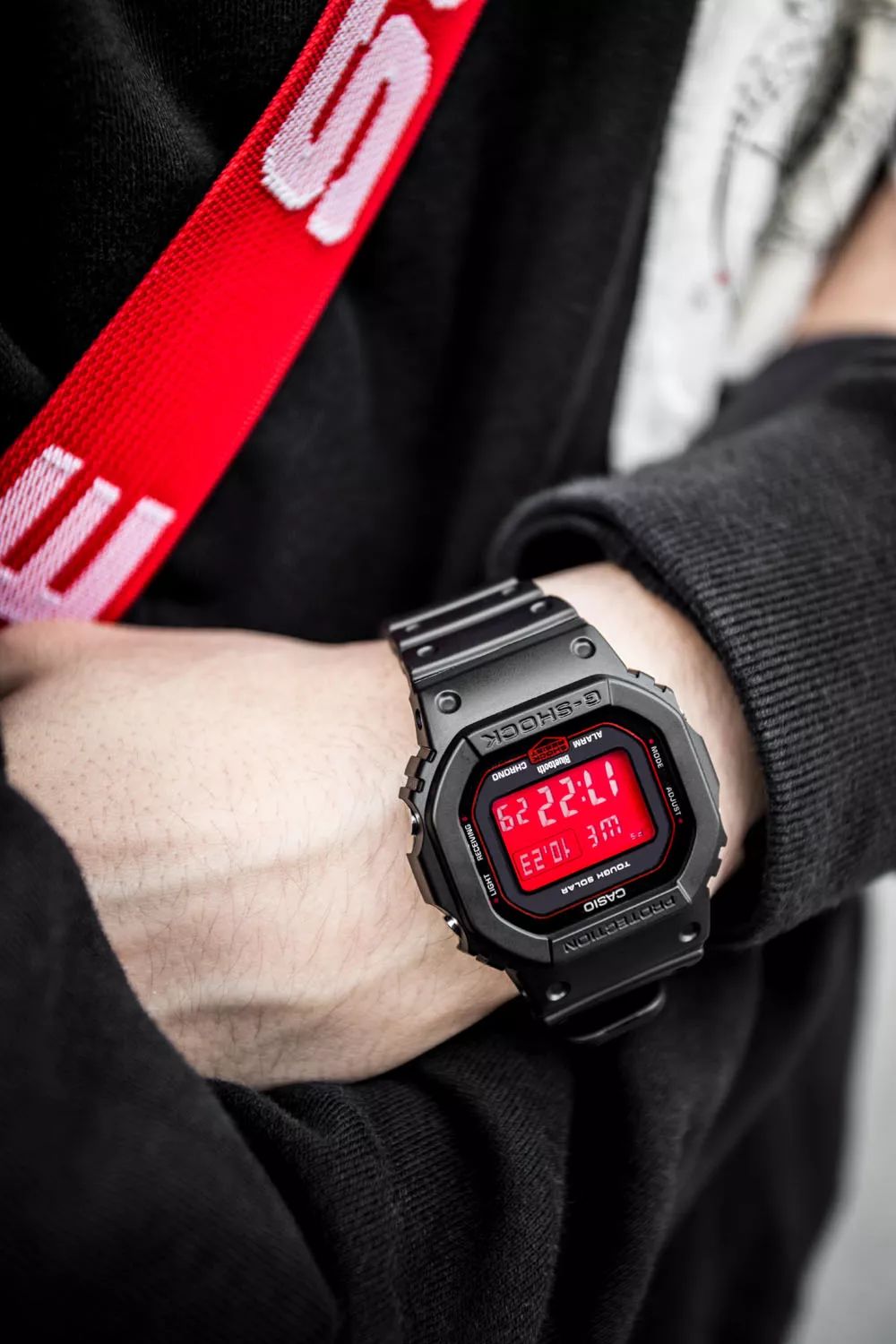 坐拥数千球鞋，满屋潮流玩具！他可能才是国内最潮的明星