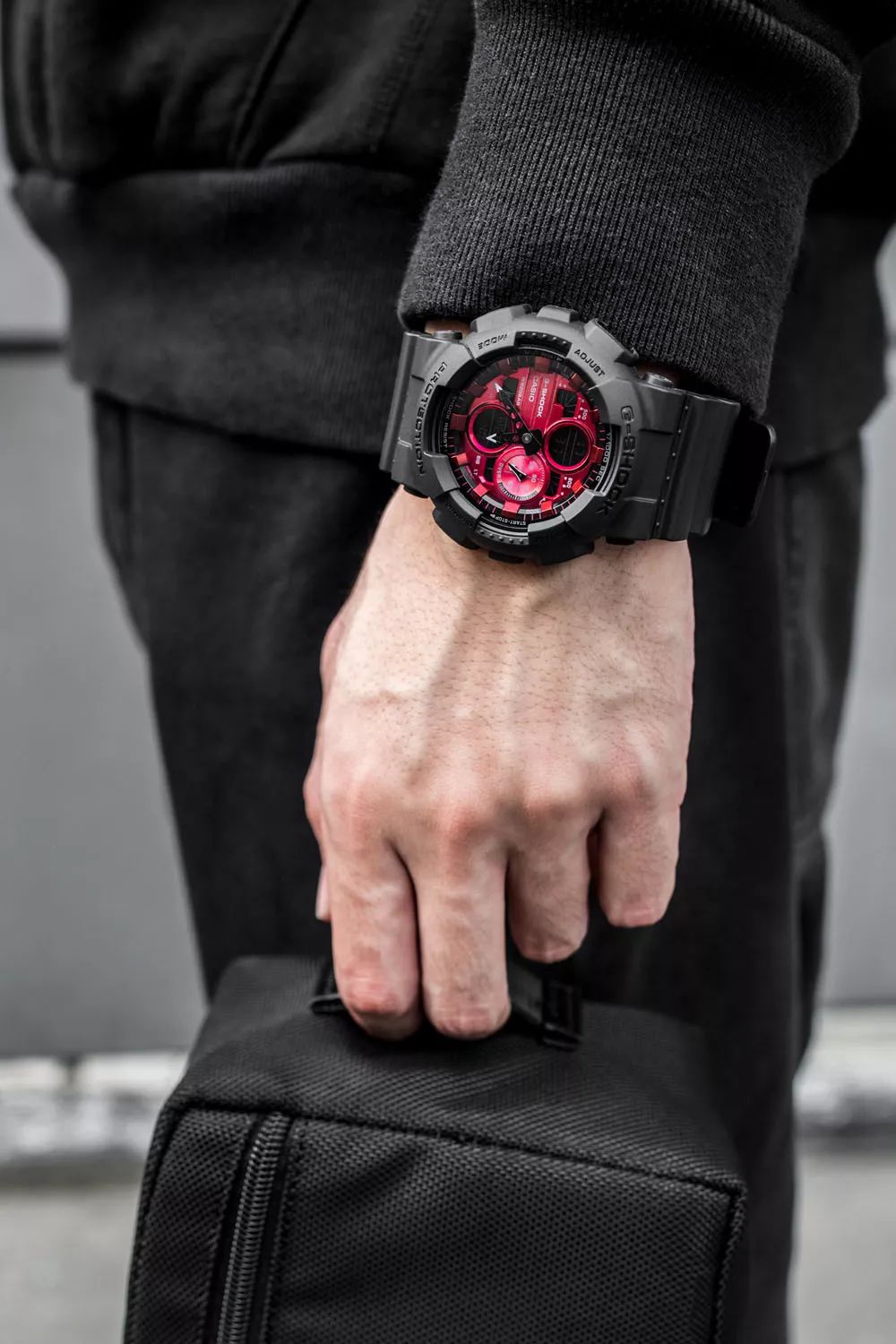 坐拥数千球鞋，满屋潮流玩具！他可能才是国内最潮的明星