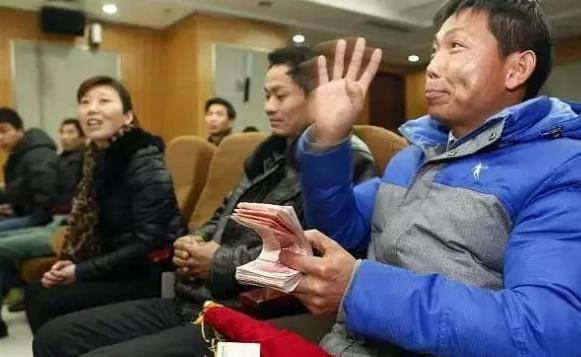 人到四十不交三人是什么意思,人到四十一不换二不碰是什么意思