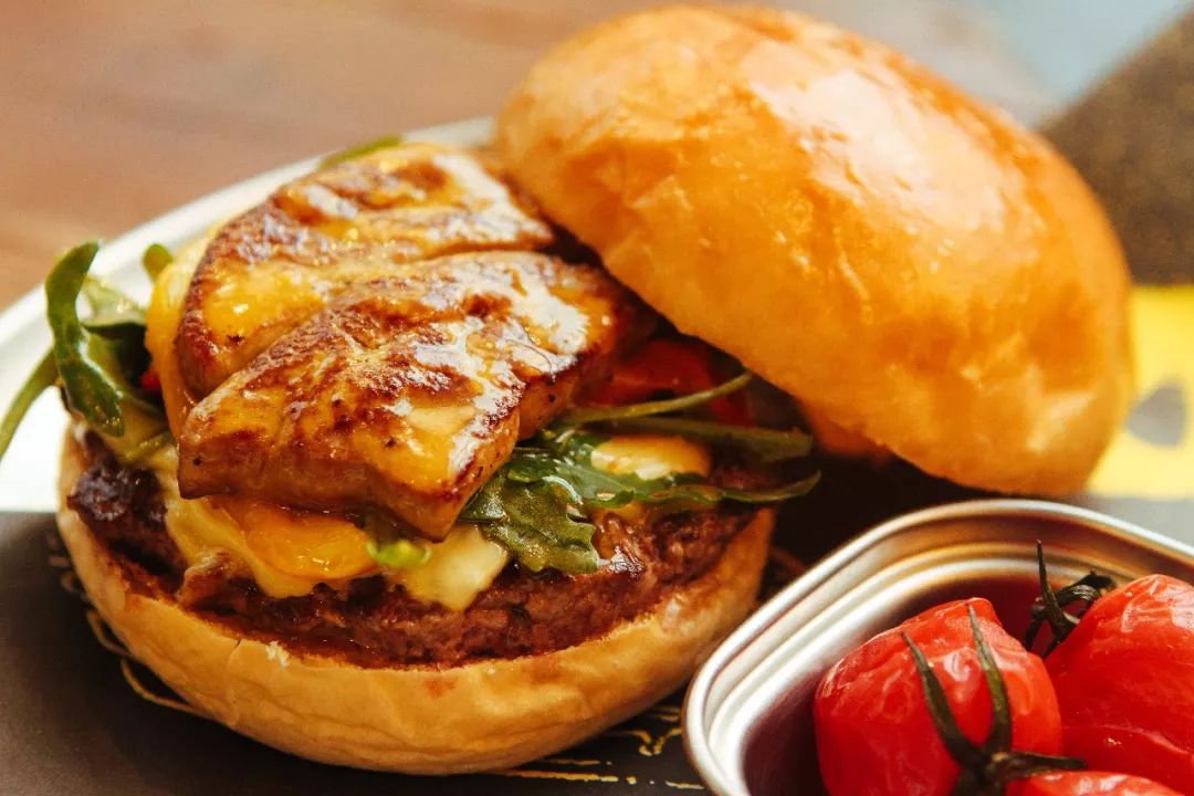 这个温州男孩做的汉堡“叫板”全球数一数二的汉堡品牌!还把店从法国开到了杭州……