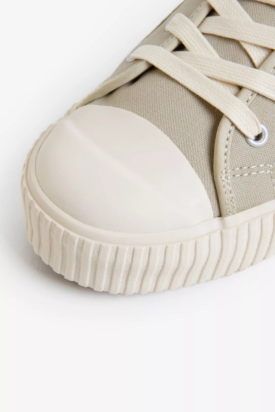 别装了，你的鞋已经出卖了你