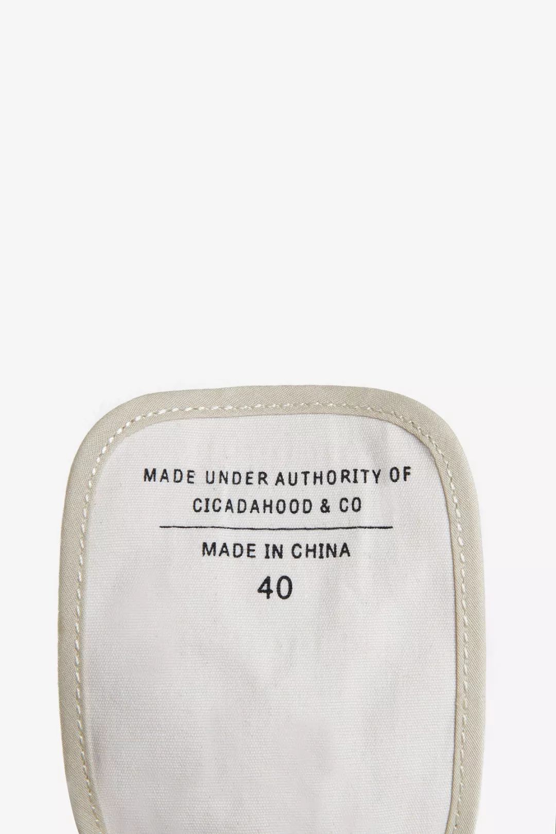 别装了，你的鞋已经出卖了你