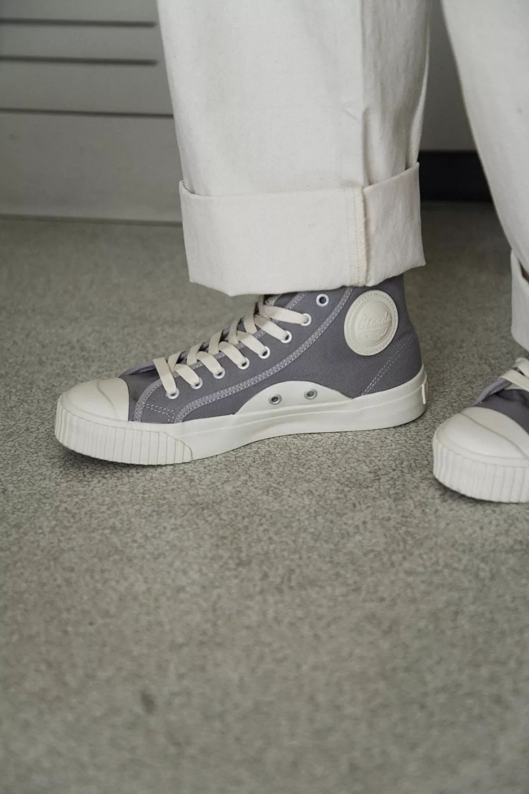 别装了，你的鞋已经出卖了你