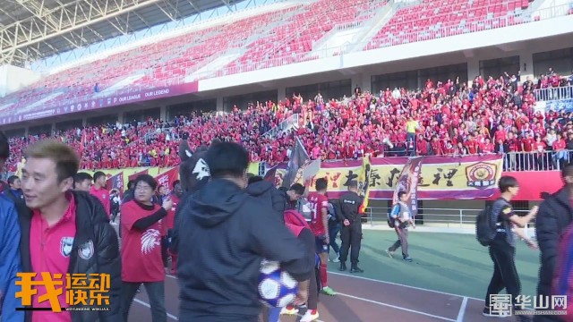 热情球迷一路狂欢,热情观众场面