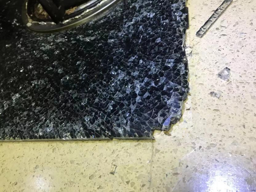 做饭燃气灶炸了,做菜时燃气灶突然炸裂