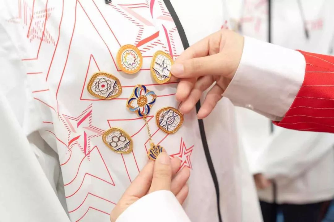 同学，换徽章吗？沪上各高校“小叶子”进博徽章大集合！