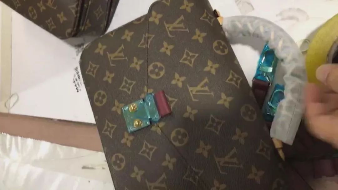 市公安局破获一起制假奢侈品,中国迪拜破获特大箱包售假案