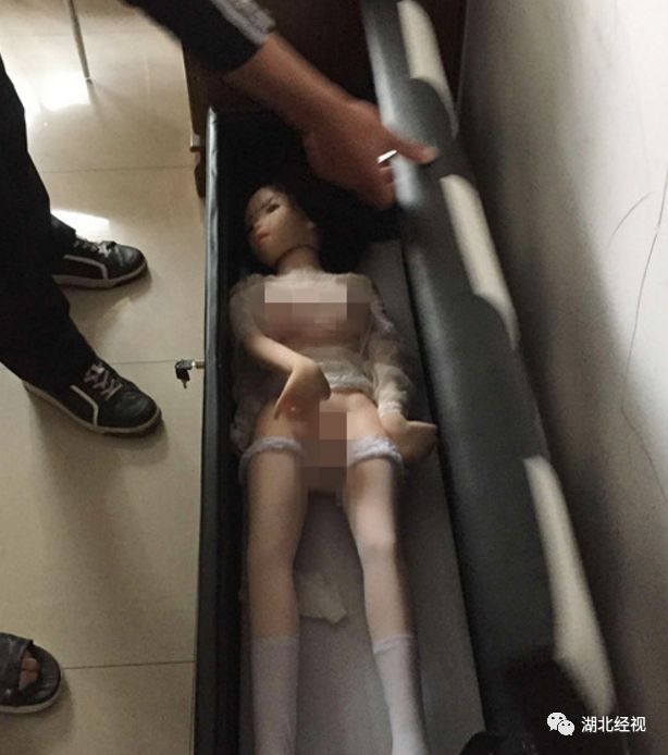 女儿在学校被男同学扇了3个耳光,女儿在学校被男同学打一巴掌