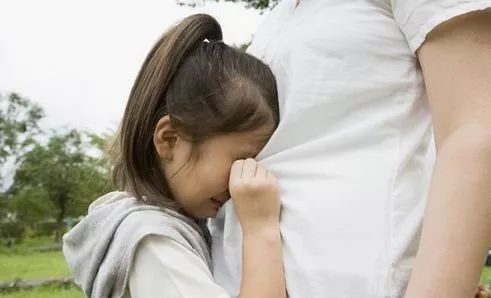 女儿在学校被男同学扇了3个耳光,女儿在学校被男同学打一巴掌