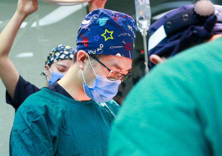 假体隆胸半个月胸胀痛可以趴床吗,假体隆胸后胸部胀痛