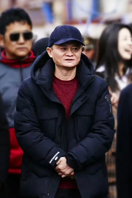 李宇春最新短款羽绒服,李宇春同款羽绒服长款