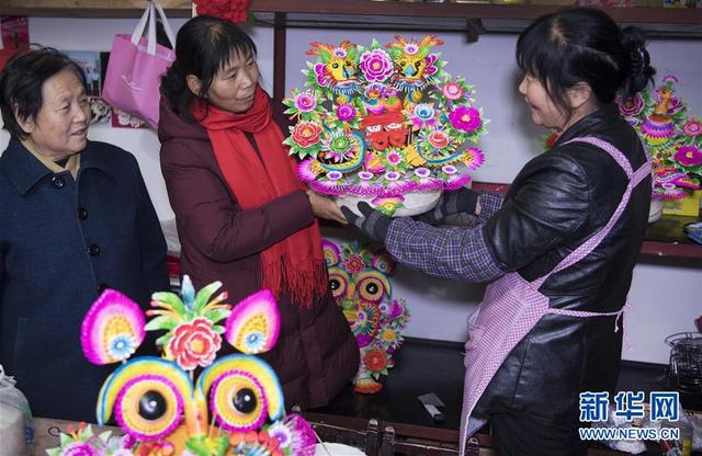 “秦东巧娘”李金贤巧手捏出新生活