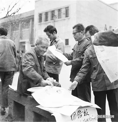 「情缘」专卖《团结报》的老人