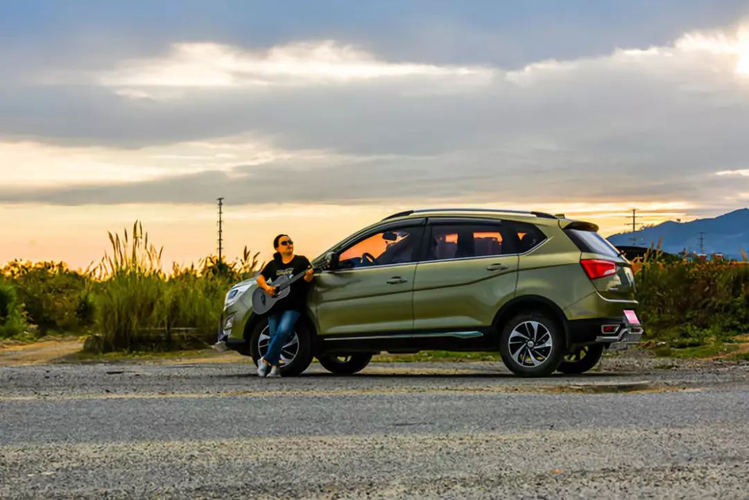 严重老化开裂,雨刮还不换?只会加玻璃水的7年老司机终于迎来换雨刮首秀!宝骏560女车主“*力暴**”安装的新雨刮,靠谱吗?