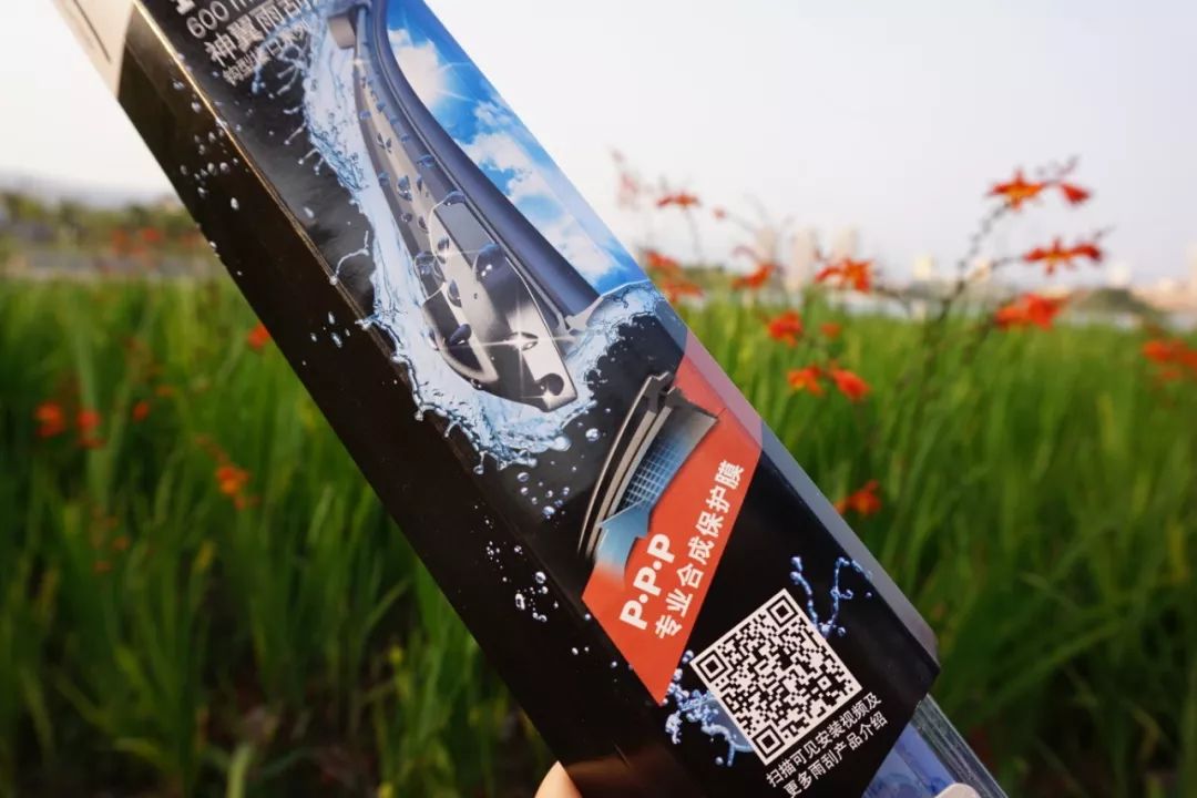 严重老化开裂,雨刮还不换?只会加玻璃水的7年老司机终于迎来换雨刮首秀!宝骏560女车主“*力暴**”安装的新雨刮,靠谱吗?