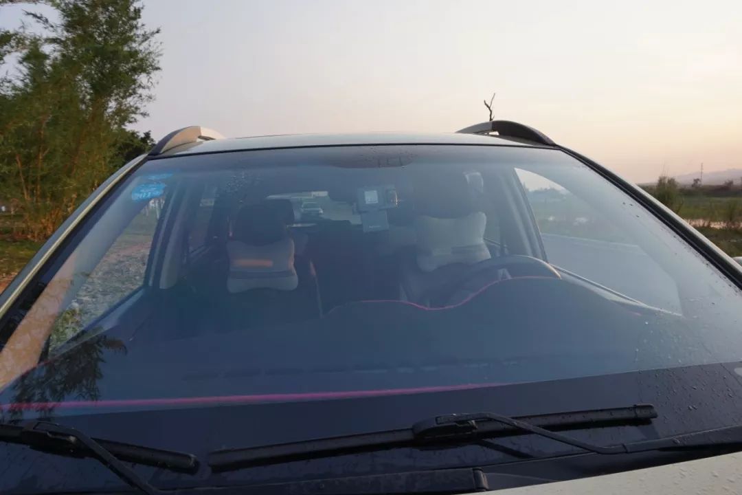 严重老化开裂,雨刮还不换?只会加玻璃水的7年老司机终于迎来换雨刮首秀!宝骏560女车主“*力暴**”安装的新雨刮,靠谱吗?