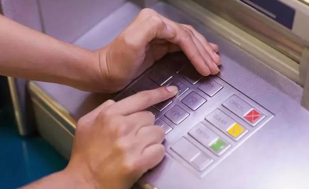 自动取款机上吞钞了怎么快点退回,银行卡和钱被吞多长时间能退回