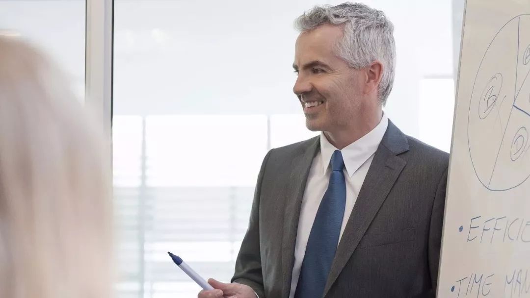 上海妈妈放弃重点中学，送孩子留学英国，网友们怼起来了