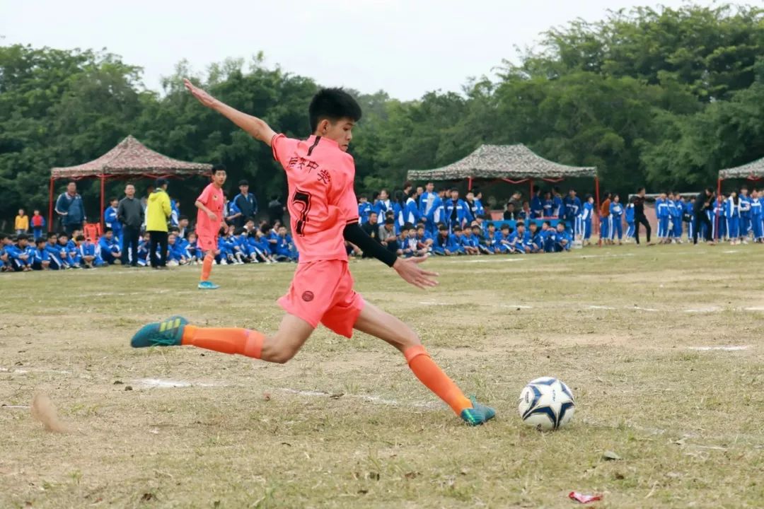 万宁第三小学打足球比赛,万宁中小学生体育比赛
