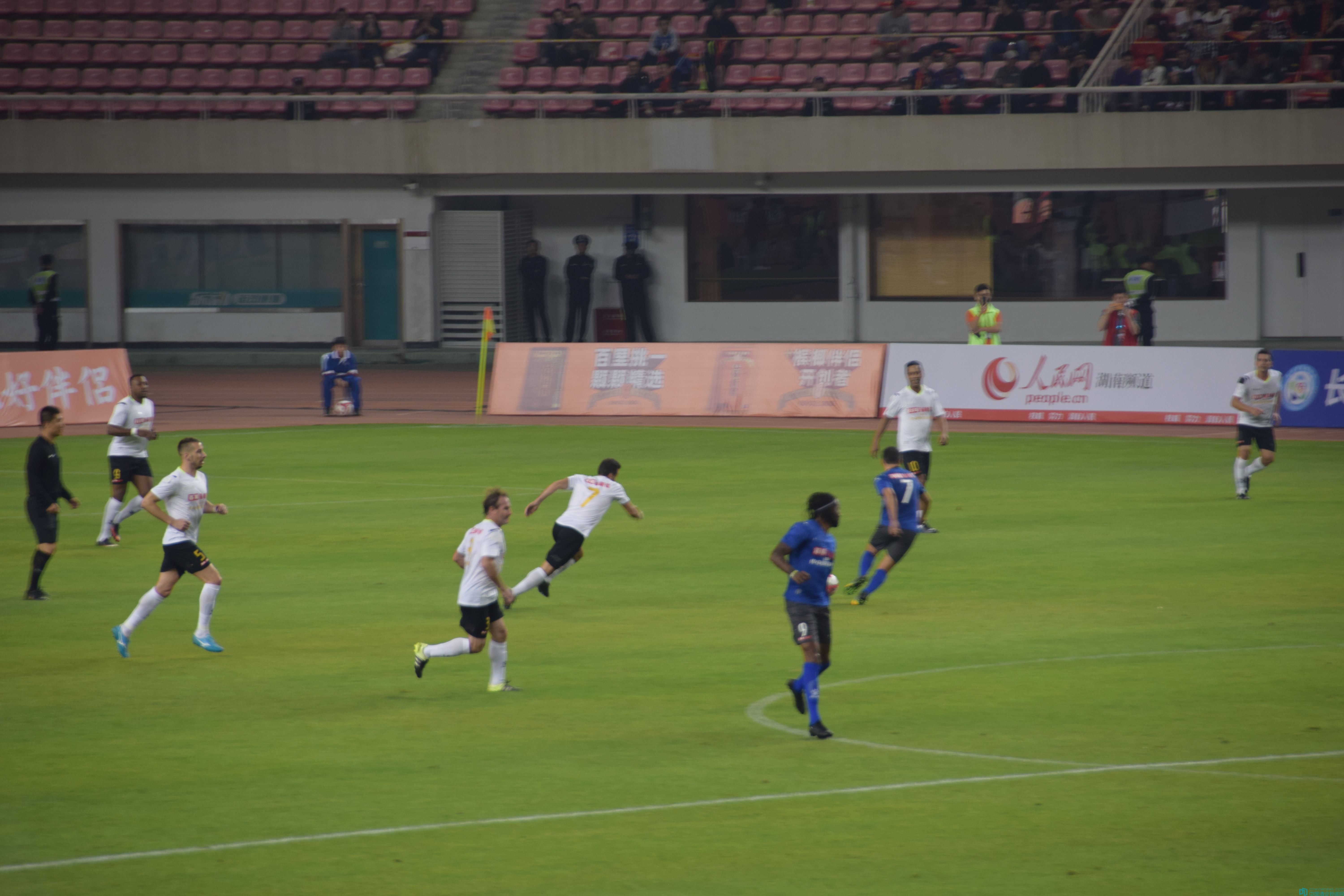 足球星城爱上五粮液