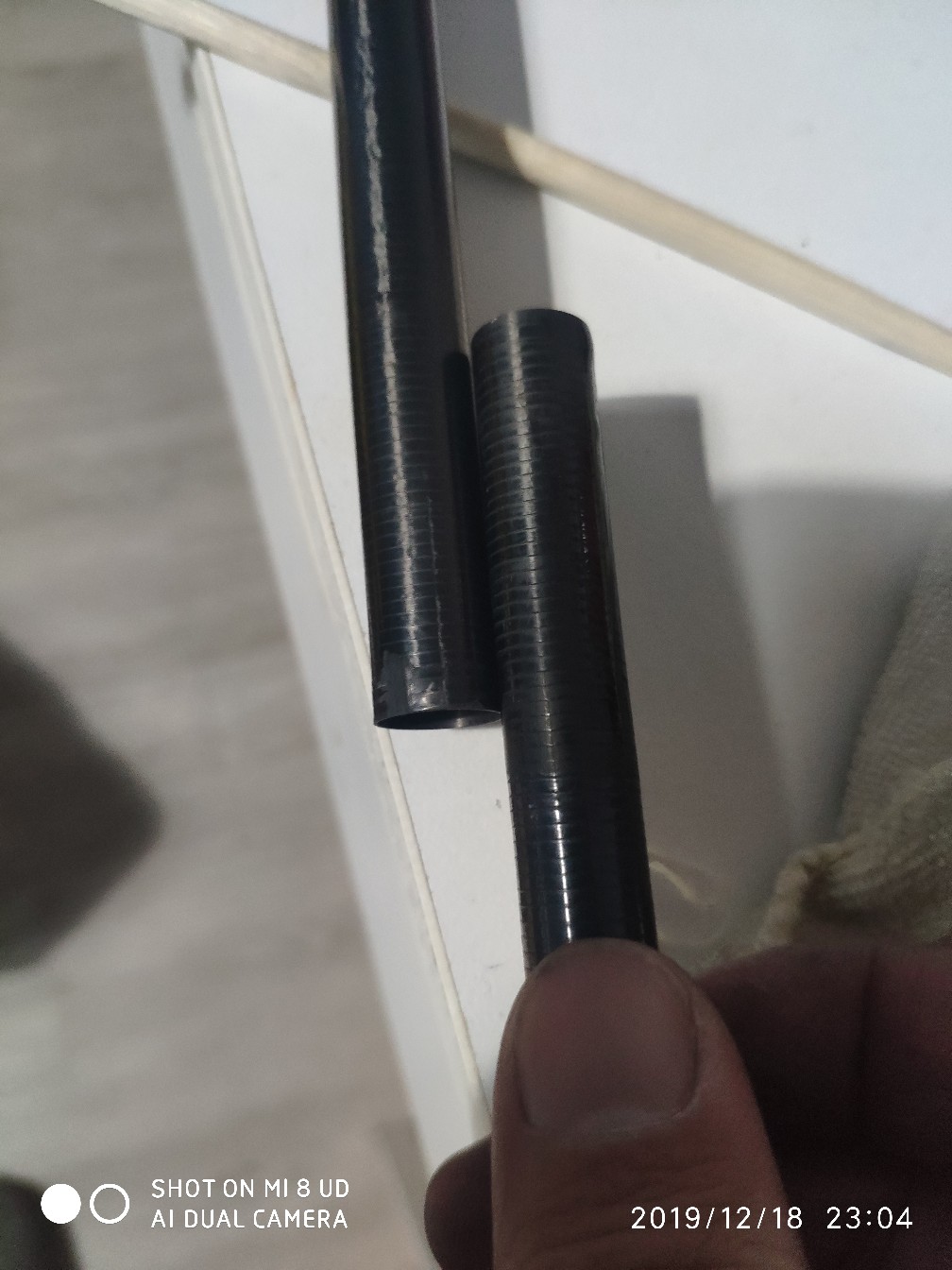 鱼竿被502胶水粘住拉不出来怎么办,鱼竿破裂最好的修复方法