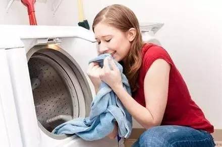 浅色衣服越洗越脏,衣服越洗越脏教你一招