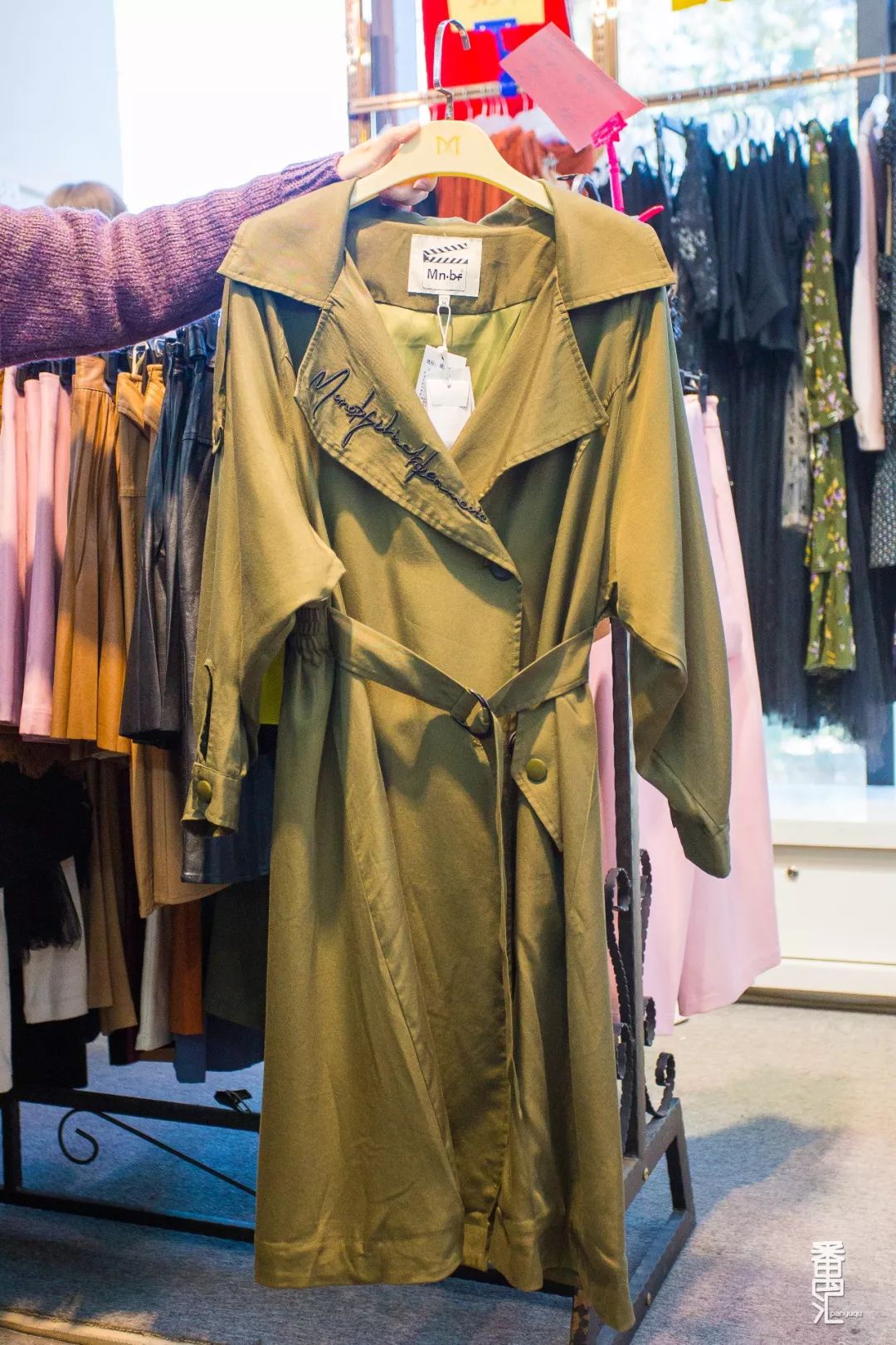 品牌羽绒服工厂99清仓,番禺南村羽绒服厂家清仓