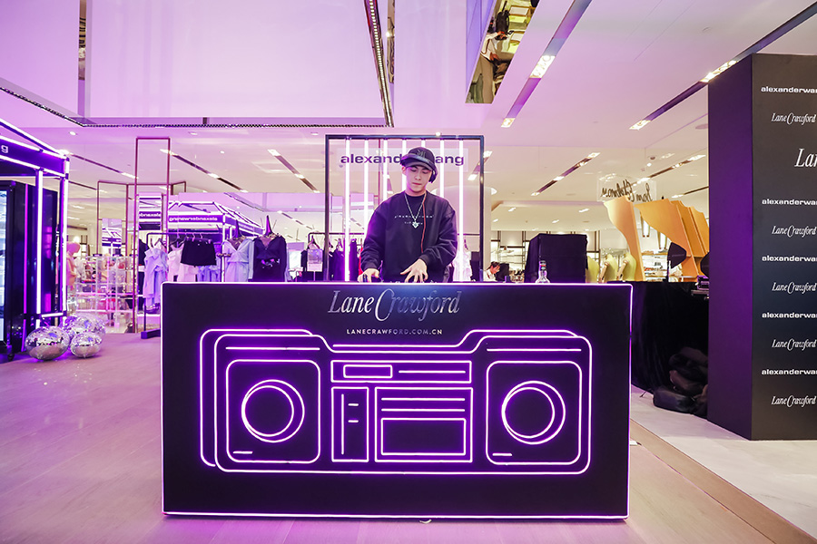 为合作胶囊系列造势，连卡佛和AlexanderWang在成都办了场“派对”