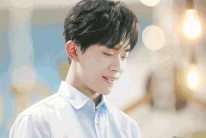 冒充易烊千玺骗小学生钱故事,4名男子冒充易烊千玺被骗