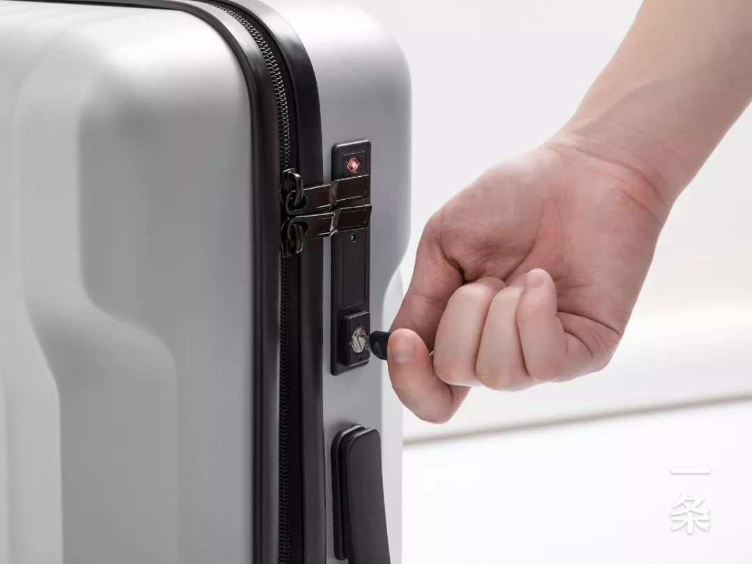 行李箱中的“战斗机”，能定位、不怕丢，还能给自己称重！||Chin@美物