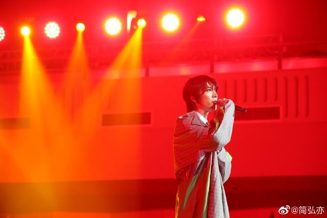 恭喜！周传雄关门弟子卡点晒照官宣结婚，女方颜值超高不输女星