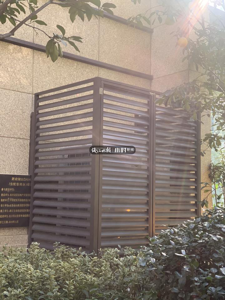 杭州龙湖天钜洋房业主快哭了：花600万买的新房，小区里却出现一个个“大笼子”