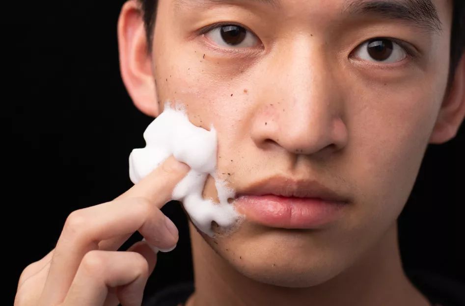 脸上搓下来很多泥,脸上搓出黑头