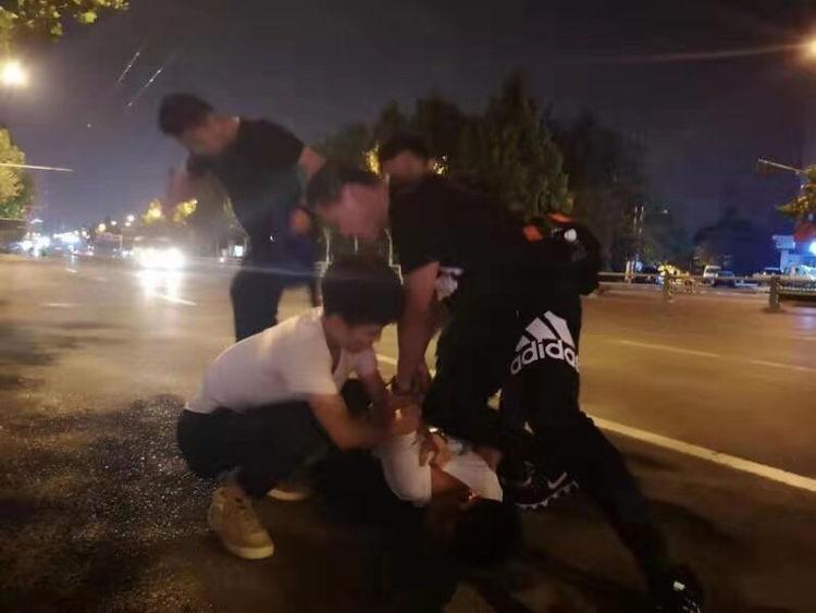 蒙面男子半夜挨家挨户溜门撬锁,半夜男子撬锁