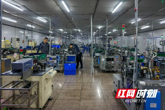 外贸发展新动能持续增强,外贸形势严峻如何扩大内需