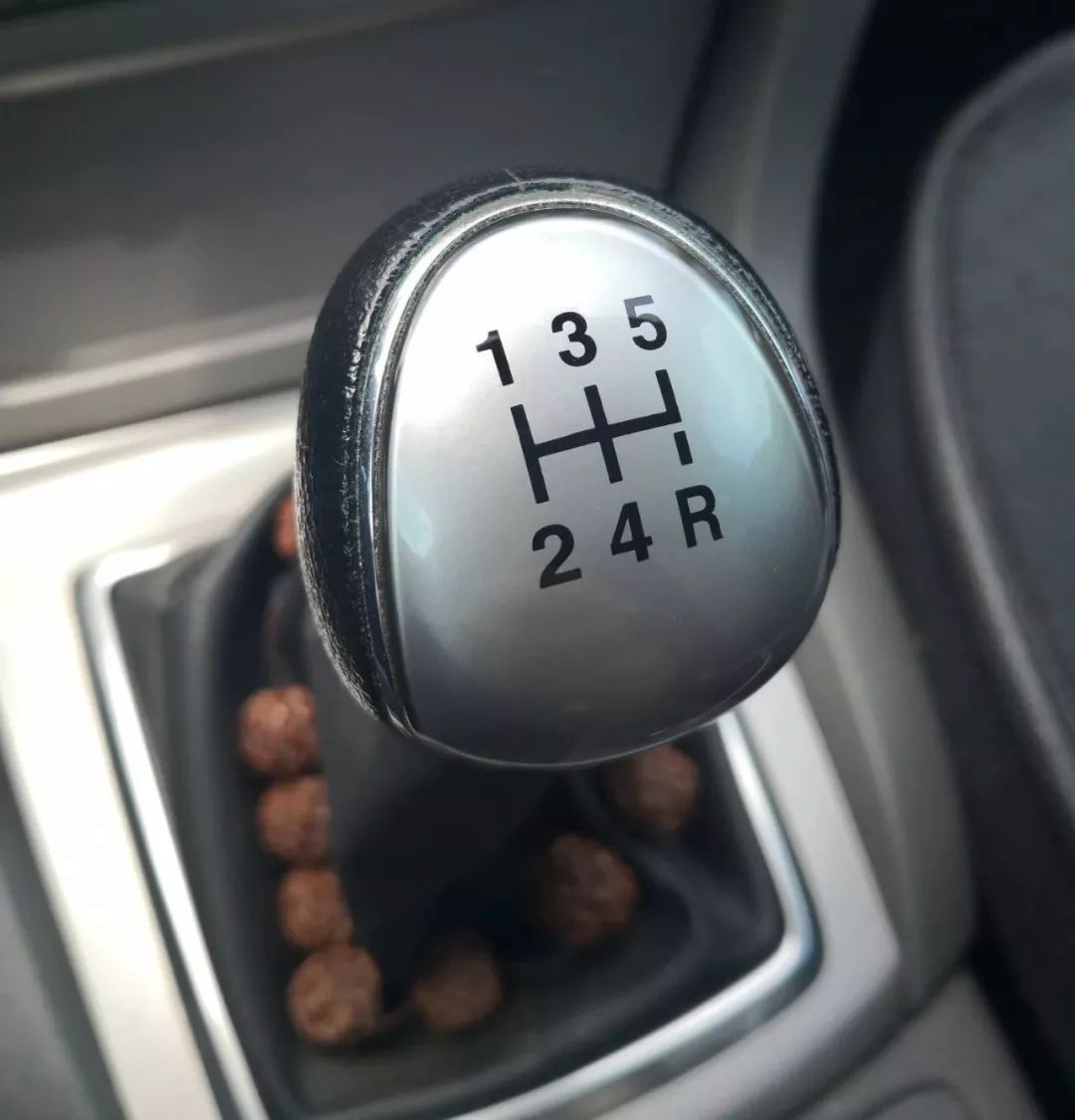 只看外观轻率买了福克斯？配置不高，但适合郊区通勤，搬家都靠它！可为何车主表示不会再选福特？