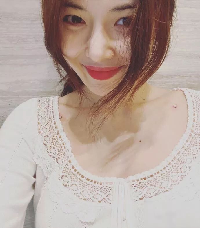 泫雅晒美照戴上鼻钉个性十足,泫雅晒照穿休闲风难掩好身材