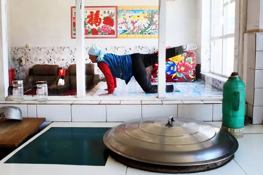 边种地边劈叉，土味瑜伽到底有多骚？