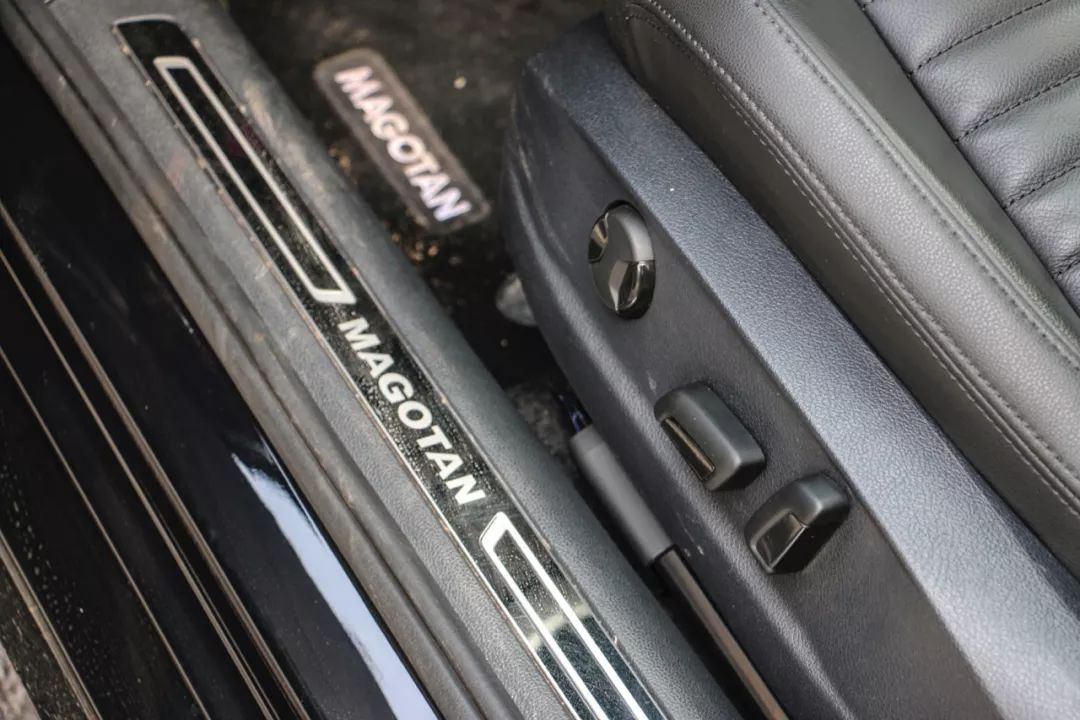 花15万买了辆24万的迈腾，只开过一万公里的二手车，空间宽敞、动力足，虽然安全配置有点少，但性价比真高