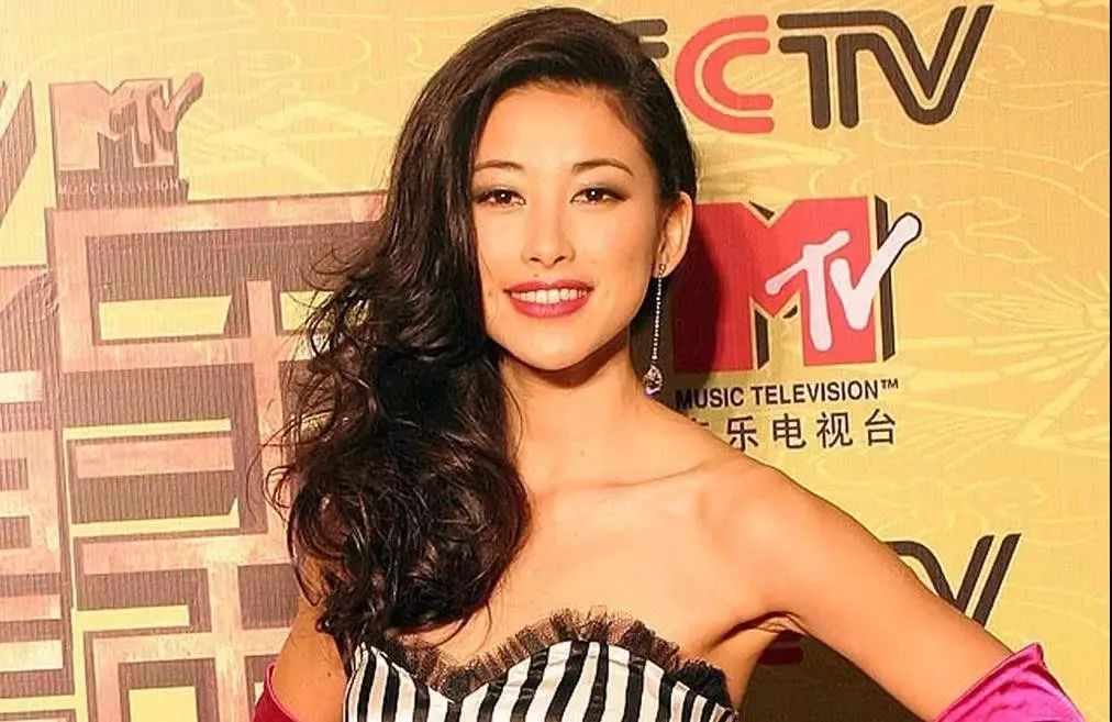 连续8年蝉联全球最美100人,35岁性感*物尤**凭美胸翻红,网友:我就是馋她身子