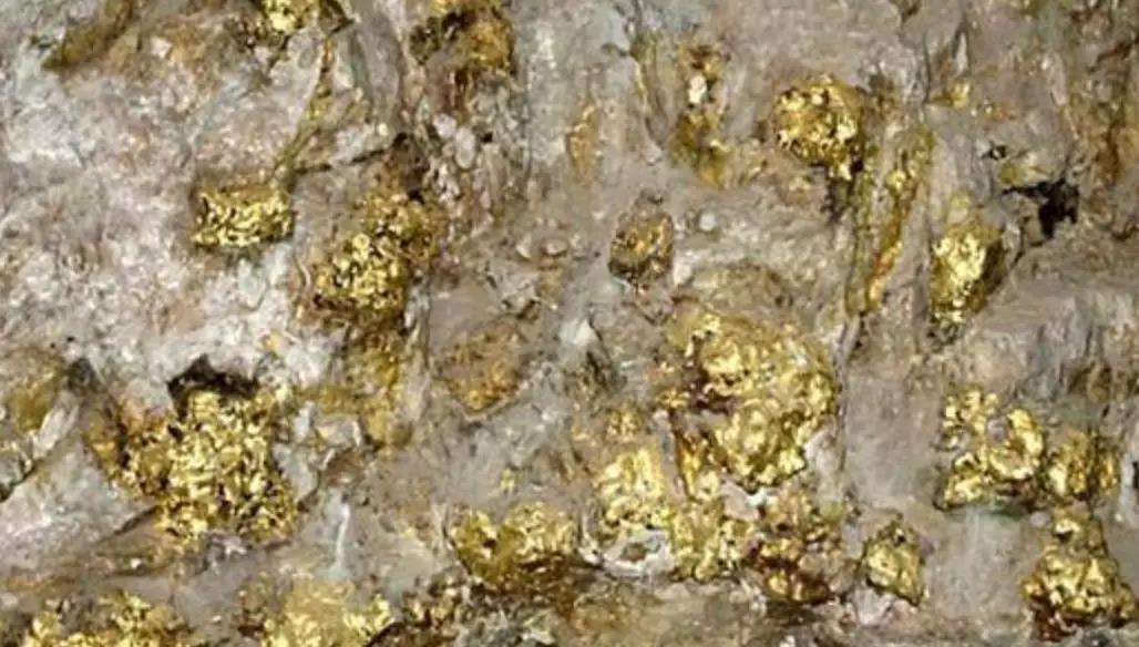 怎么区分黄金矿和黄铜矿,怎样能辨别出来金矿石和铜矿石