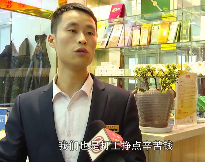 左脚小脚趾肌腱被玻璃割断,小伙脚底疼痛难受去修脚店修脚