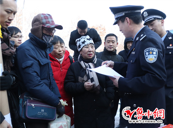 临淄公安退赃大会,民警向受害群众返还赃款