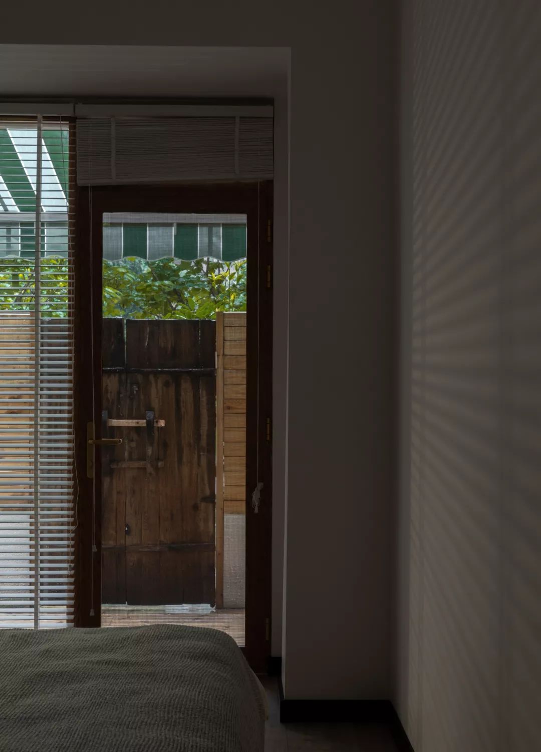 她家院子比房子还大,足足有80m²,在城里也能过得像李子柒