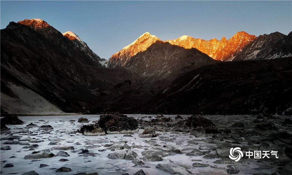 四川康定雪山迎朝阳日照金山无比震撼