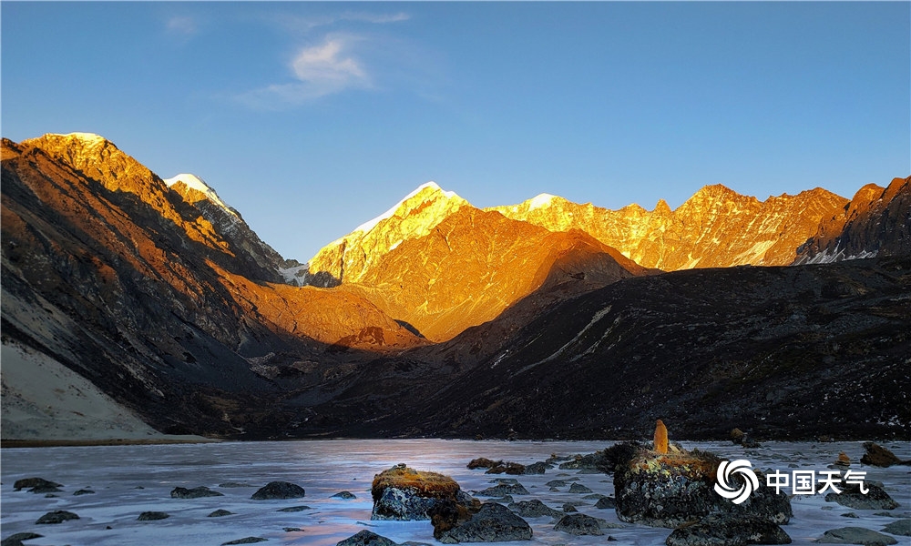 四川康定雪山迎朝阳日照金山无比震撼