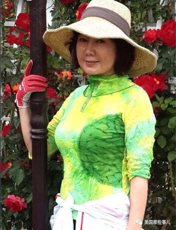 跟儿子登上杂志封面被以为是姐弟恋，这姐姐居然已经64岁了