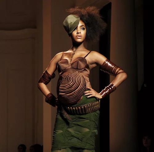 时髦办|18岁的Kaia怀孕了???其实LV太子妃也是19岁当妈妈的